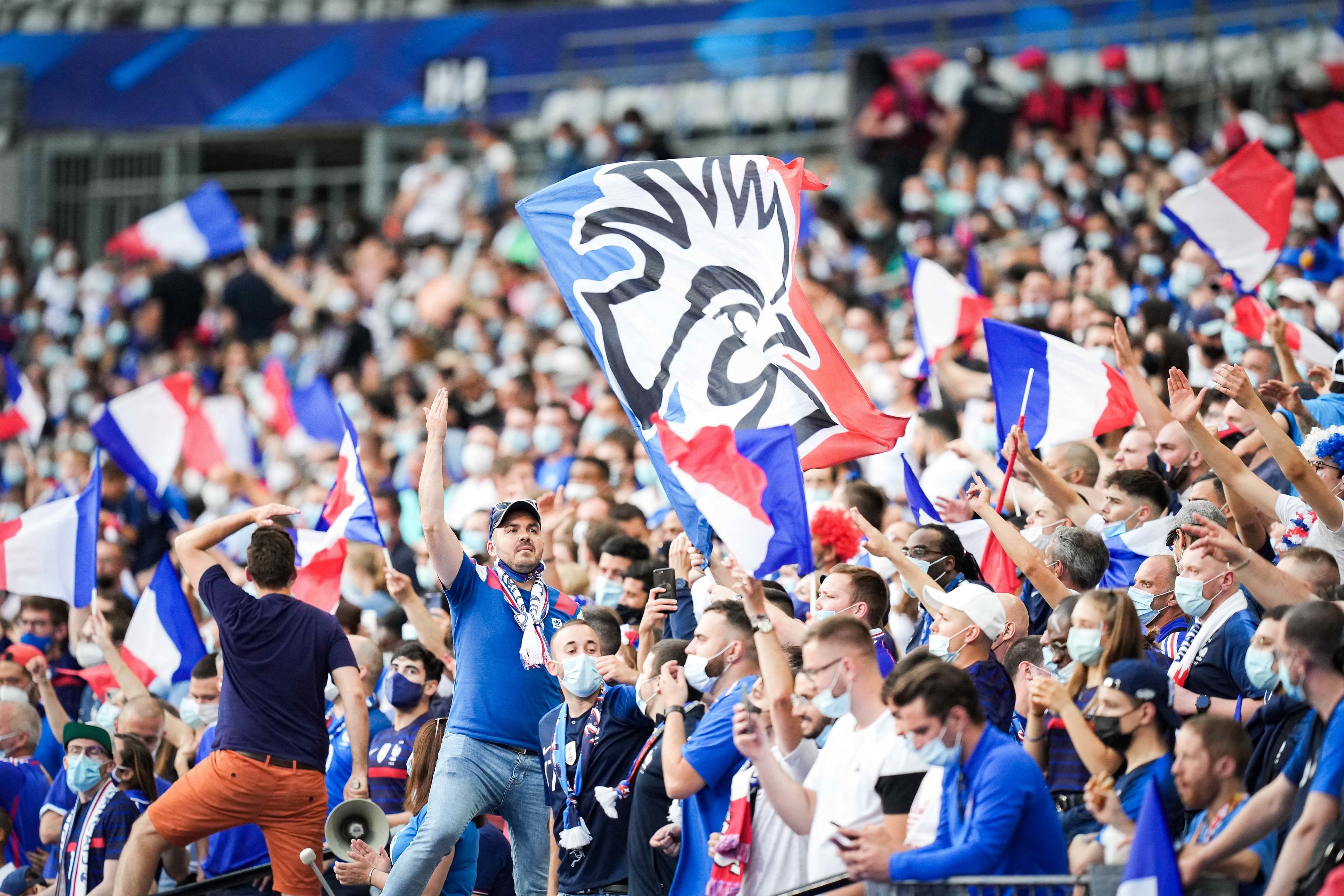 Foule de supporters réunis pour vivre un match ensemble